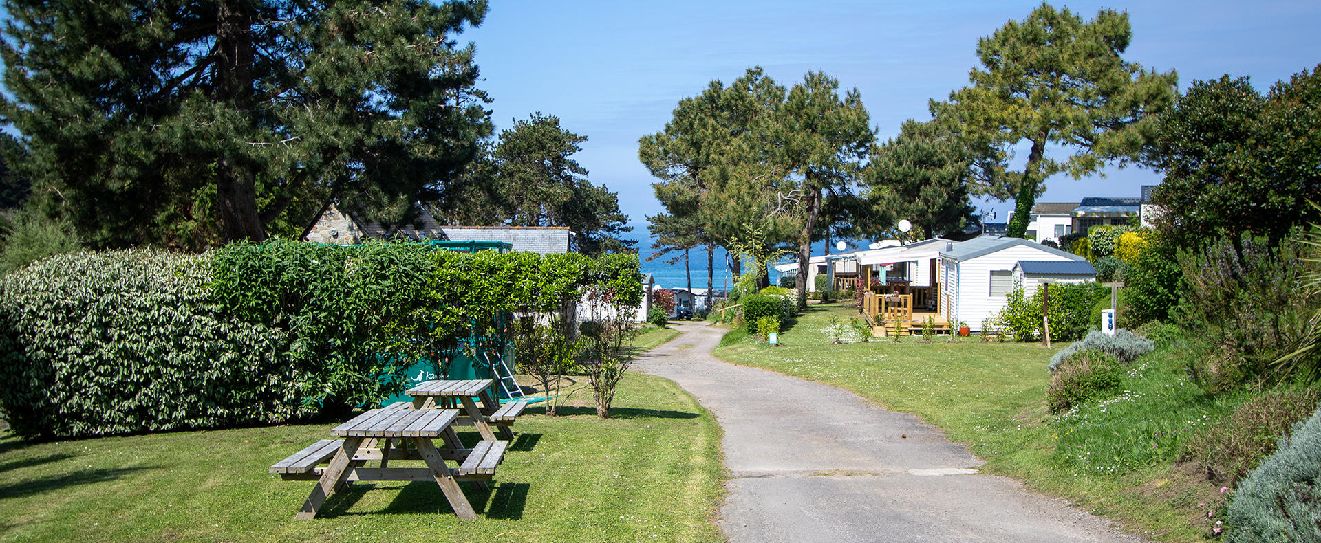 header camping vue mer crique saint cast